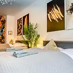 Grosse 3 Schlafzimmer Mit Kueche, Bad, Waschmaschine & Balkon Am Zoo Apartment