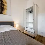 Grosse 3 Schlafzimmer Mit Kueche, Bad, Waschmaschine & Balkon Am Zoo Apartment