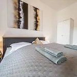 Grosse 3 Schlafzimmer Mit Kueche, Bad, Waschmaschine & Balkon Am Zoo Apartment *