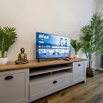 Apartment Grosse 3 Schlafzimmer Mit Kueche, Bad, Waschmaschine & Balkon Am Zoo *
