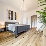 Apartment Grosse 3 Schlafzimmer Mit Kueche, Bad, Waschmaschine & Balkon Am Zoo Leipzig