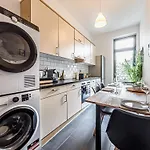 Grosse 3 Schlafzimmer Mit Kueche, Bad, Waschmaschine & Balkon Am Zoo Apartment *