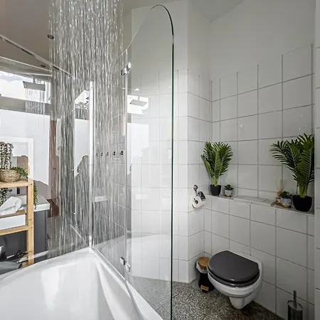 Appartement Grosse 3 Schlafzimmer Mit Kueche, Bad, Waschmaschine & Balkon Am Zoo Leipzig