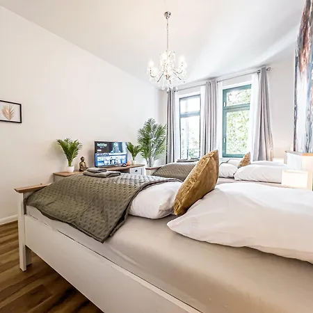 Grosse 3 Schlafzimmer Mit Kueche, Bad, Waschmaschine & Balkon Am Zoo Appartement