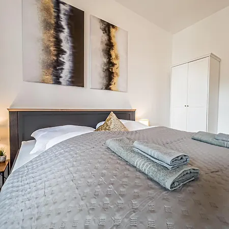 Grosse 3 Schlafzimmer Mit Kueche, Bad, Waschmaschine & Balkon Am Zoo Appartement *