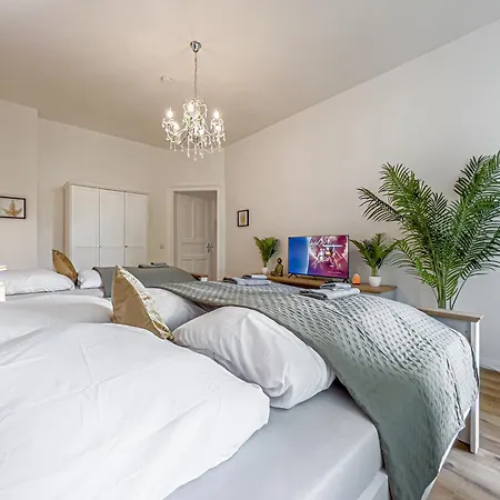 Grosse 3 Schlafzimmer Mit Kueche, Bad, Waschmaschine & Balkon Am Zoo Appartement *