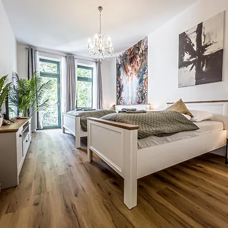 Grosse 3 Schlafzimmer Mit Kueche, Bad, Waschmaschine & Balkon Am Zoo Appartement