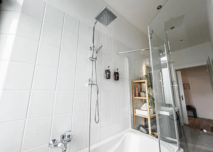 Grosse 3 Schlafzimmer Mit Kueche, Bad, Waschmaschine & Balkon Am Zoo * Лейпциг