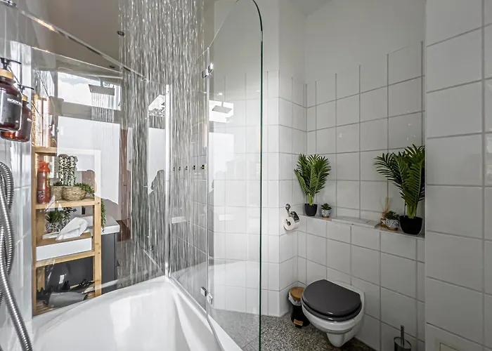 Апартаменты Grosse 3 Schlafzimmer Mit Kueche, Bad, Waschmaschine & Balkon Am Zoo Лейпциг