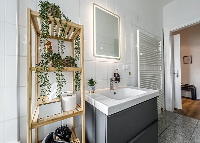 Grosse 3 Schlafzimmer Mit Kueche, Bad, Waschmaschine & Balkon Am Zoo