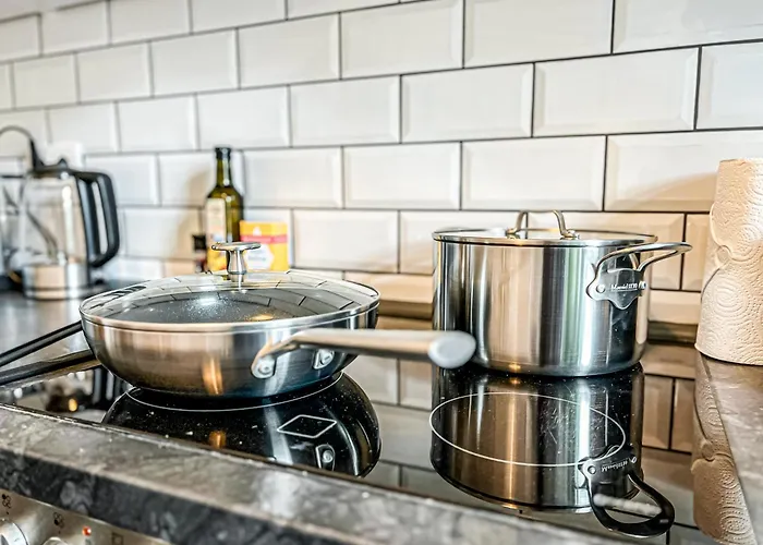 Grosse 3 Schlafzimmer Mit Kueche, Bad, Waschmaschine & Balkon Am Zoo