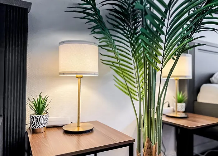 Grosse 3 Schlafzimmer Mit Kueche, Bad, Waschmaschine & Balkon Am Zoo