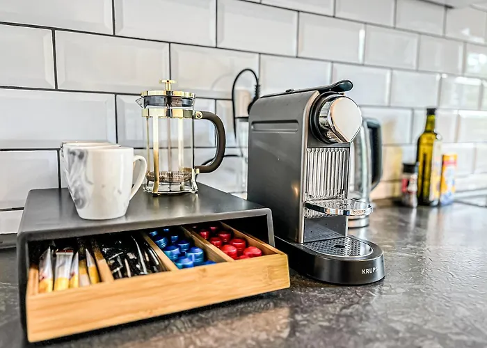 Grosse 3 Schlafzimmer Mit Kueche, Bad, Waschmaschine & Balkon Am Zoo