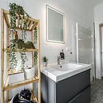 Grosse 3 Schlafzimmer Mit Kueche, Bad, Waschmaschine & Balkon Am Zoo