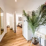 דירה Grosse 3 Schlafzimmer Mit Kueche, Bad, Waschmaschine & Balkon Am Zoo *