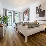 Grosse 3 Schlafzimmer Mit Kueche, Bad, Waschmaschine & Balkon Am Zoo דירה