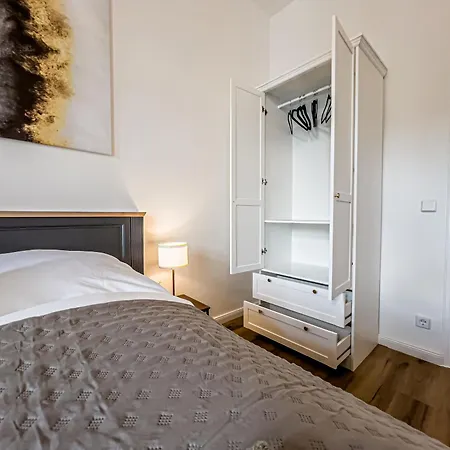 Grosse 3 Schlafzimmer Mit Kueche, Bad, Waschmaschine & Balkon Am Zoo Lägenhet