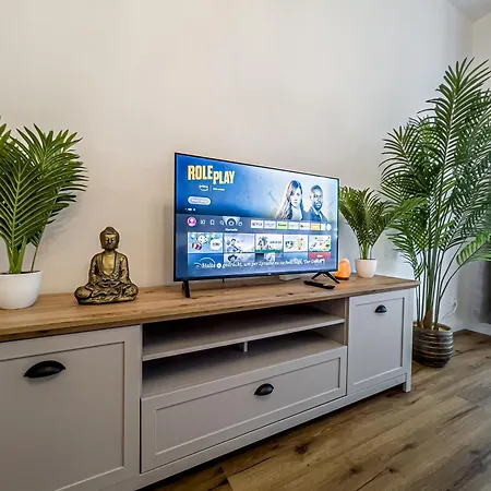 아파트 Grosse 3 Schlafzimmer Mit Kueche, Bad, Waschmaschine & Balkon Am Zoo *