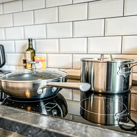 Grosse 3 Schlafzimmer Mit Kueche, Bad, Waschmaschine & Balkon Am Zoo