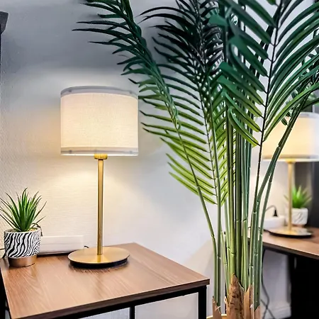 Grosse 3 Schlafzimmer Mit Kueche, Bad, Waschmaschine & Balkon Am Zoo