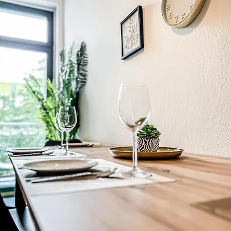 아파트 Grosse 3 Schlafzimmer Mit Kueche, Bad, Waschmaschine & Balkon Am Zoo