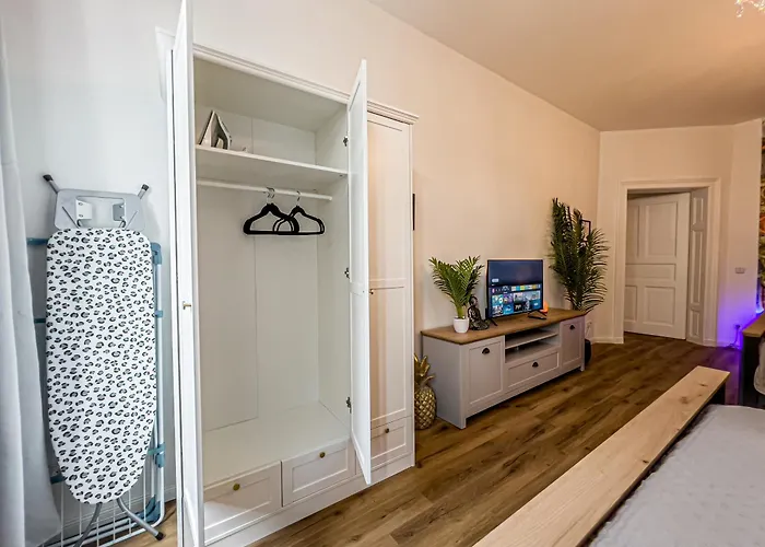 Grosse 3 Schlafzimmer Mit Kueche, Bad, Waschmaschine & Balkon Am Zoo شقة *