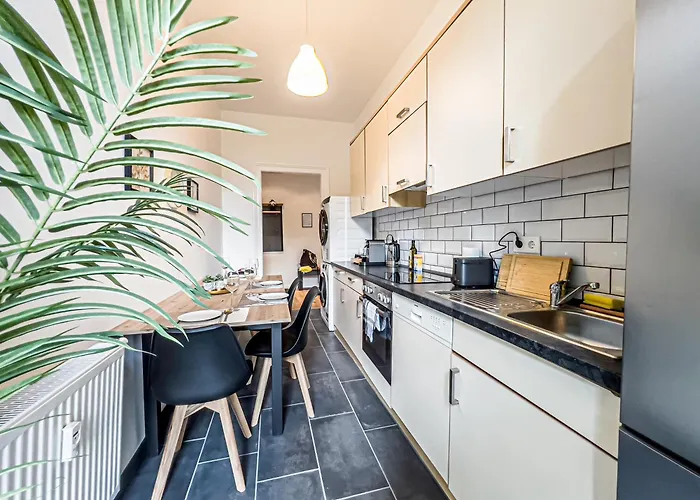 Grosse 3 Schlafzimmer Mit Kueche, Bad, Waschmaschine & Balkon Am Zoo *