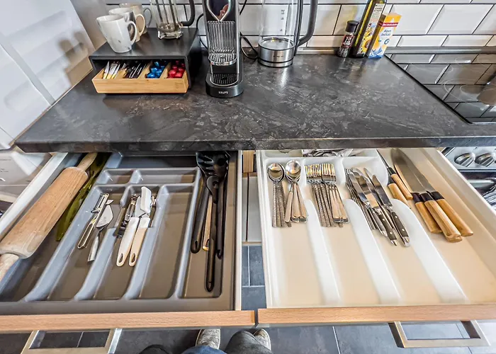 Grosse 3 Schlafzimmer Mit Kueche, Bad, Waschmaschine & Balkon Am Zoo *