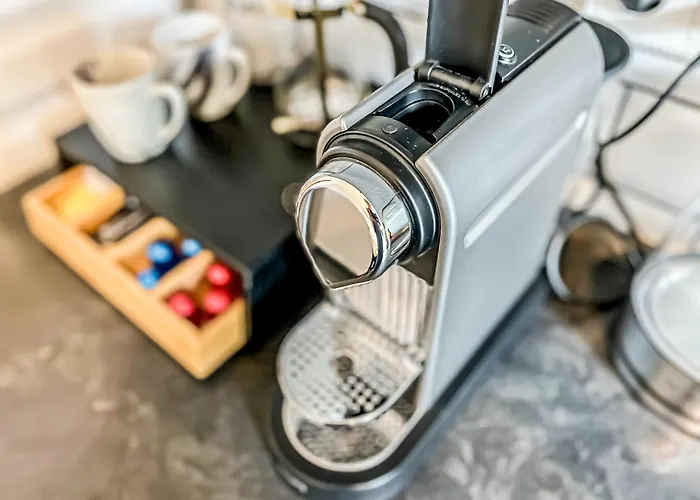 Grosse 3 Schlafzimmer Mit Kueche, Bad, Waschmaschine & Balkon Am Zoo * لبسيا