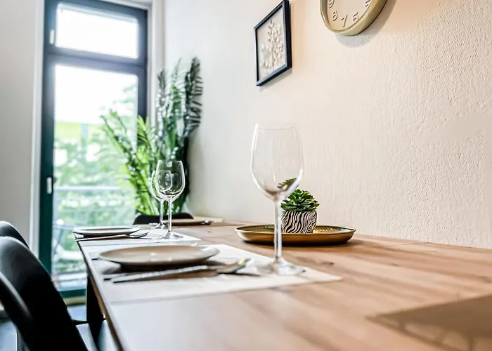 شقة Grosse 3 Schlafzimmer Mit Kueche, Bad, Waschmaschine & Balkon Am Zoo